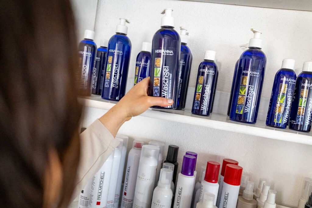 Auswahl an HERBANIMA Haarpflegeprodukten im Friseurladen Bamberg