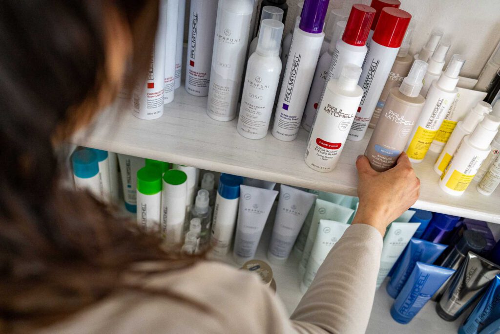 Auswahl professioneller Haarpflegeprodukte im Friseurladen Bamberg