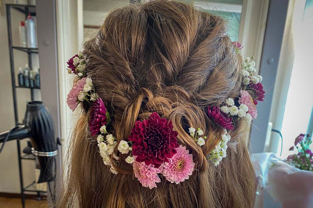 Hochsteckfrisur mit Blumen für eine Hochzeit im Friseurladen Bamberg