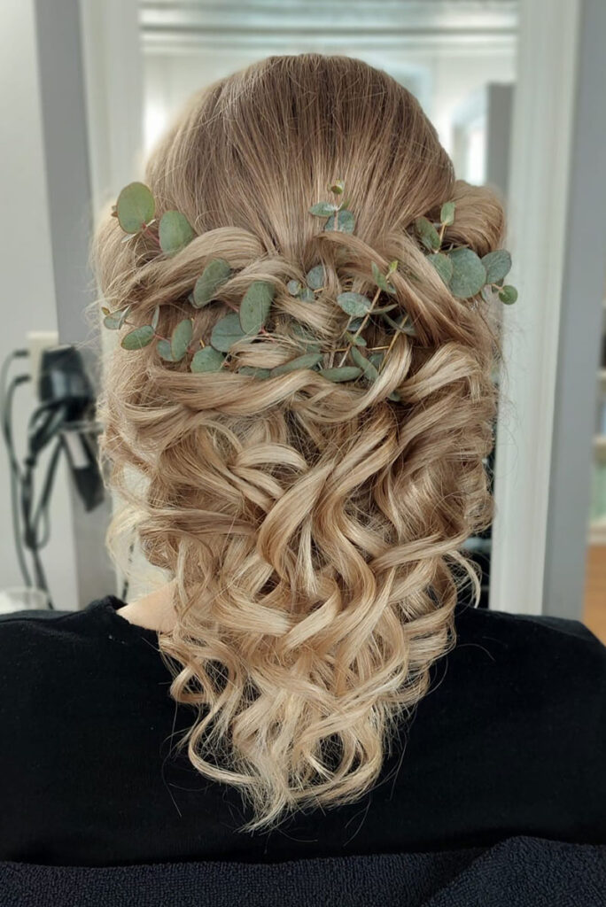 Brautfrisur mit Locken und Eukalyptus im Friseurladen Bamberg