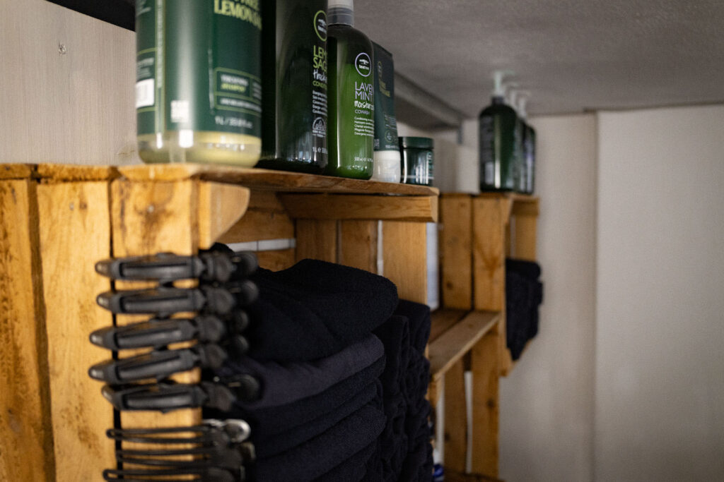 Auswahl an Haarpflegeprodukten im Friseurladen Bamberg