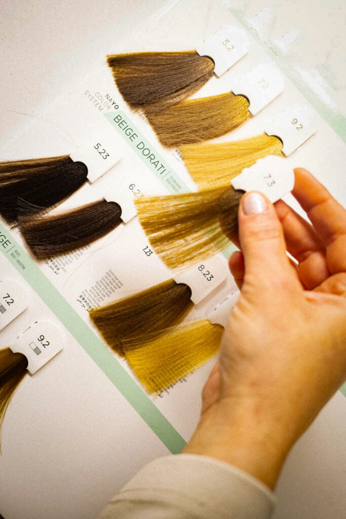 KEMON Farbkarte mit verschiedenen Haarfarbnuancen für die individuelle Farbauswahl