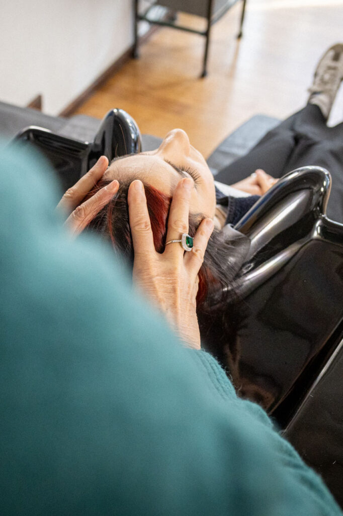 Entspannende Kopfmassage bei der Haarwäsche im Friseurladen Bamberg