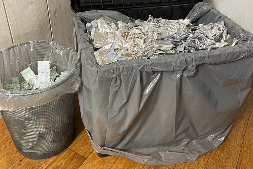 Gesammelte Aluminiumfolie aus Haarcolorationen für das Recycling mit RECFOILS